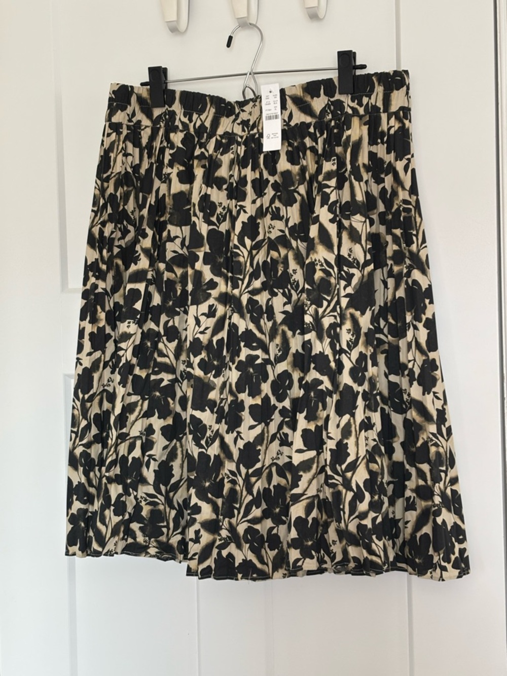 NWT. J. Crew Pleated Floral A-Line Skirt in Black and Cream